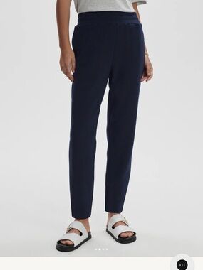 Varley Navy “The Slim Pant” 25 size medium